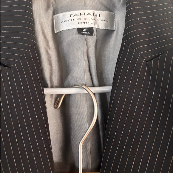 TAHARI SUIT - Picture 3 of 4